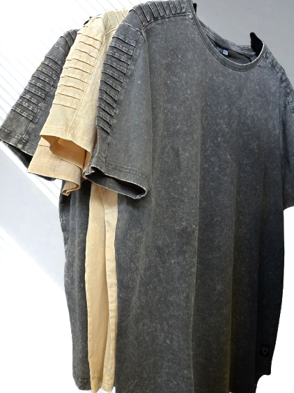 CREW NECK PIN-TUCKING SLEEVE T-SHIRT