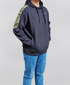 PULLOVER HOODIE WITH CAMOUFLAGE-TRIMMED SLEEVE